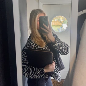 Zebramönstrad jacka Gina tricot strl S - Så snygg jacka från Gina, perfekt till hösten att ha en stickad tröja under! Storlek S men passar xs-m🤍  köparen står för frakten och betalning sker via Swish💞🤍