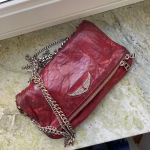 Röd Zadig Voltaire väska - Röd Zadig Voltaire väska. Väskan är använd men befinner sig fortfarande i ett acceptabelt och ordentligt skick❣️