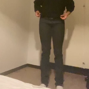 Gråa jeans - Jättesöta byxor, sitter bra på och stretchiga<33 Säljer pga de blivit för små :/  Kom privat för fler bilder :)