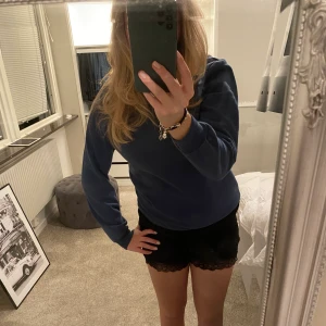 Blå tröja  - Skit snygg blå tröja som passar till allt, säljer en likadan i grön köp båda för 140 kr