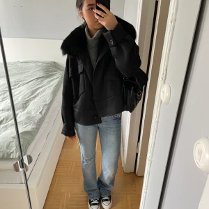 Meotine jacka - Säljer min meotine jacka som jag köpte förra året från hemsidan. En knapp är borta och nopprig innuti jackan, kan skicka bilderna på defekterna. Storlek M/L och den är perfekt oversize på mig som vanligtvis har XS. Långa i ärmarna men brukar vika upp de. Ingen budgivning så de är bara o köpa!! 