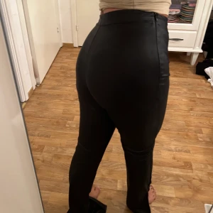 Stretchiga ”skinn” byxor/tights  - Skitsnygga byxor/ leggings i skinimitation som tyvärr blivit för stora för mig. Använda 1 gång De är superstretchiga och sitter som en smäck, dragkedja på sidan och slitsar vid fötterna  Har tagit bort lappen men passar M-L