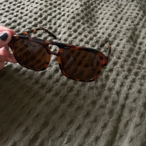 Solglasögon från ginatricot  - As balla solglas ögon köpa i somras, som i ny skick!!💗