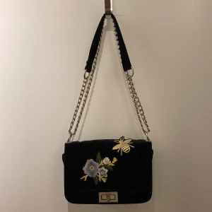 Axelremsväska  - En axelremsväska i perfekt storlek för en dag i stan. 