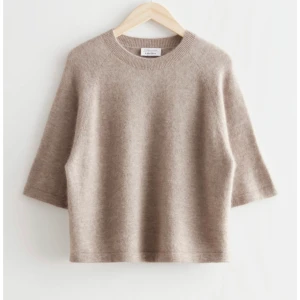 Tröja - Säljer denna tröja som endast är använd ca 5 gånger!! Säljer för att jag inte använder den längre☺️tröjan är köpt för 590kr och är i storlek S Säljer för: 380kr!!