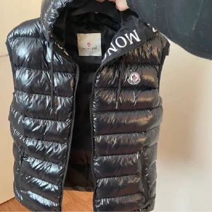 INTE ÄKTA - INTE ÄKTA!!!! Säljer denna för 500kr! Storlek S 