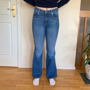 👻 Blåa bootcut 👻 - Blåa bootcutjeans i stretchigt material. Köpta från The Salty Dog och märke DrDenim. I storlek L/32. Jag är 174 lång. Endast använda ett fåtal gånger, därmed i nyskick! Nypris 500kr, säljer för 199kr.