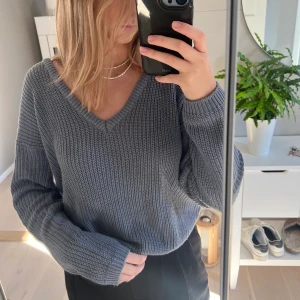 Stickad blå/grå tröja  - Stickad blå/grå tröja i storlek XS.  Passar mig som vanligt vis har S  