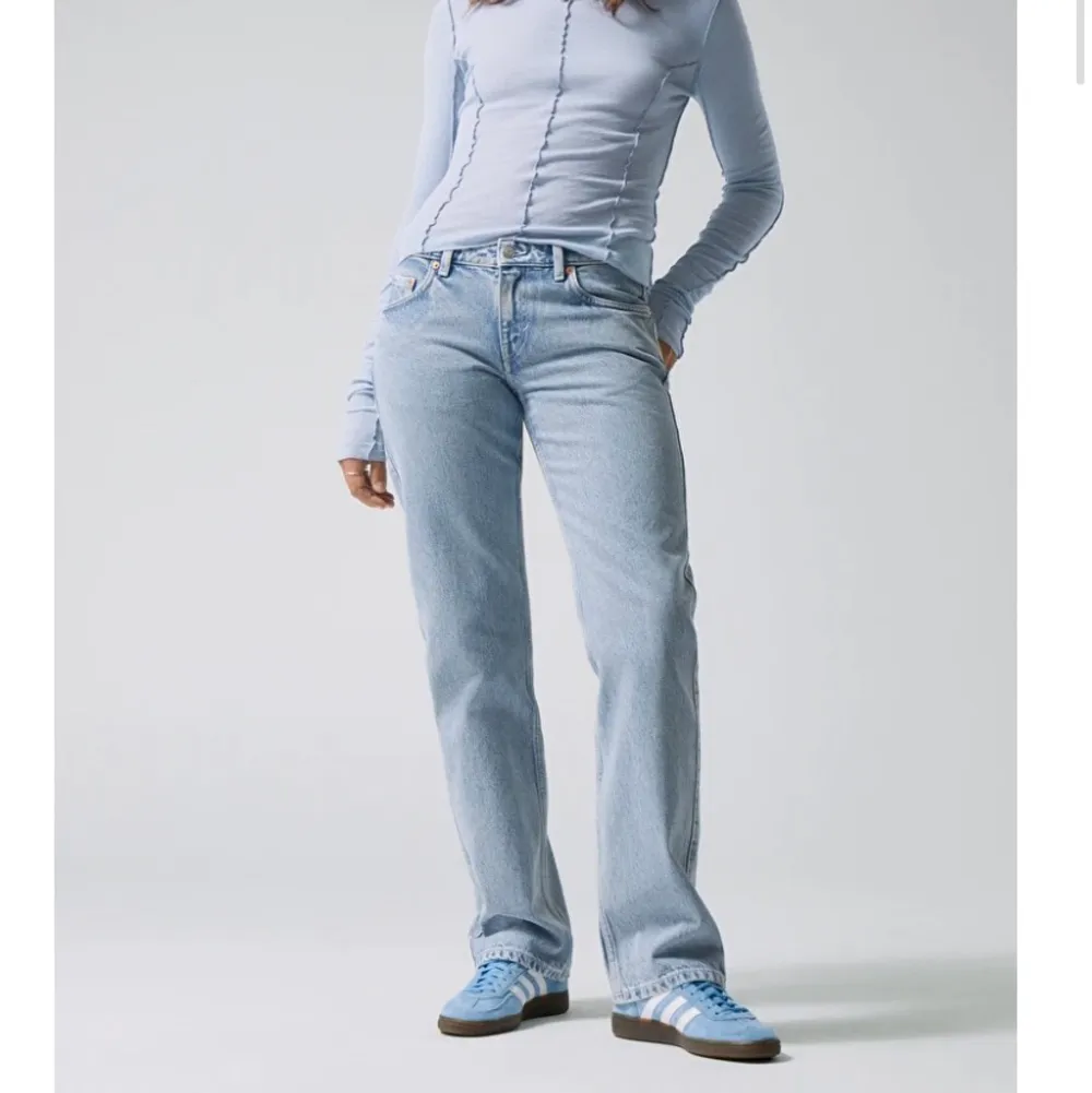 Säljer dessa supersnygga jeans från weekday ” arrow low straight”modellen💕💕   . Jeans & Byxor.