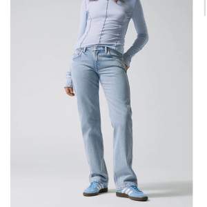 Säljer dessa supersnygga jeans från weekday ” arrow low straight”modellen💕💕   