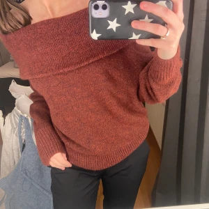 Off shoulder stickad tröja - Off shoulder stickad tröja från Hm. Den är vinröd i färgen (ser lite brun ut på bilderna) knappats använd och i ett bra skick! Storlek XS men är stretchig. Skriv för fler bilder❤️‍🔥