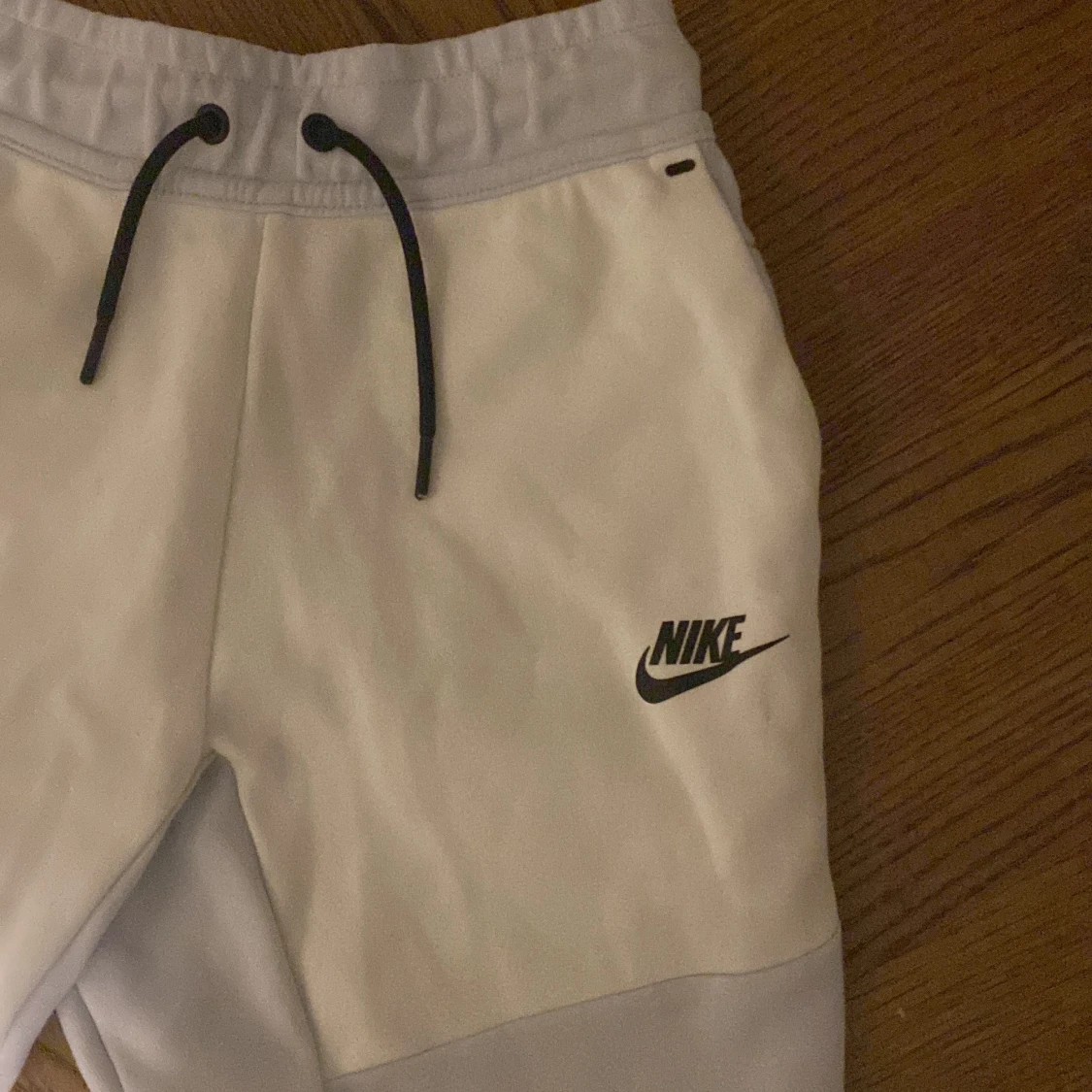 Vita Nike tech byxor storlek m - 91