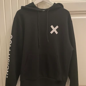 svart hoodie ASOS - Svart hoodie från Asos, tjockt material! Bra för vintern❄️ Säljer för att jag inte använder den. Köpare står för frakt💕 (59kr frakt)