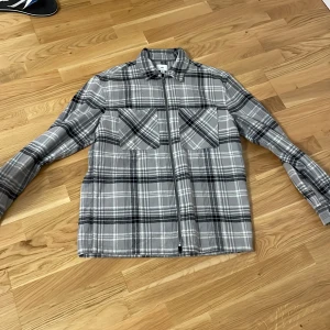 Stickad  zip hoodie  - En jätte fin stickad zip hoodie som är aldrig använd exkat som ny om ni har frågor eller är intresserade så får ni gärna kontakta mig via dm 