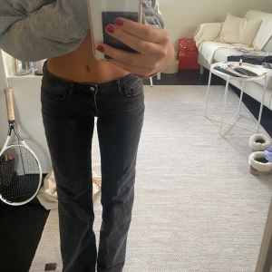Lågmidjade gråa jeans - Säljer mina snygga gråa jeans från hm då jag inte använder dom eftersom jag har ett par likadana…❤️❤️ kom privat för fler bilder