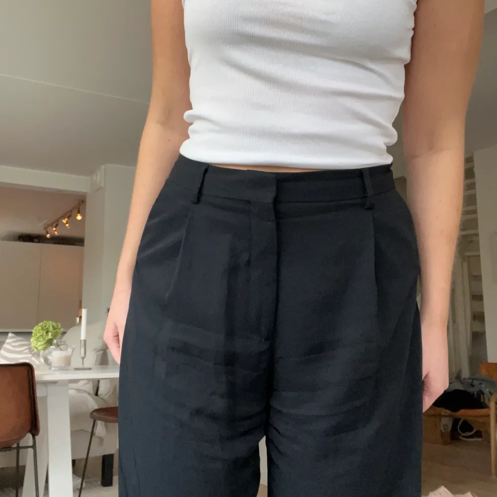 Intressekoll på mina svarta byxor från Filippa K i modellen ”Stacey”. Storlek 40, men supersnyggt även om man brukar ha storlek 38 då de blir mer lågmidjade. Hör av er med förslag på pris om ni är intresserade🌟. Jeans & Byxor.