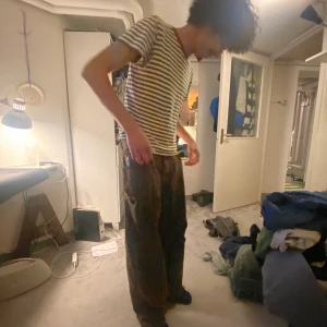 Big boys  - Sköna big boys i strlk L slitna visa fötterna och har ett hål vid högra benet, se bild. 