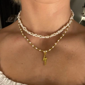 Pärlhalsband - Säljer 2 stycken egengjorda pärlhalsband 🌸Kolla även om mina andra smycken eller kom med egna idéer på design🥰 Det med blommor kostar 105kr och det med blixtberlock kostar 69kr:) Frakt tillkommer på 13kr!!