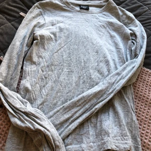 Basic grå tröja - Basic grå tröja från dollarstore, kvaliteten är på en NY NIVÅ! Såå skönt! Passar mig som är xxs-s! Frakt tillkommer på 39kr!