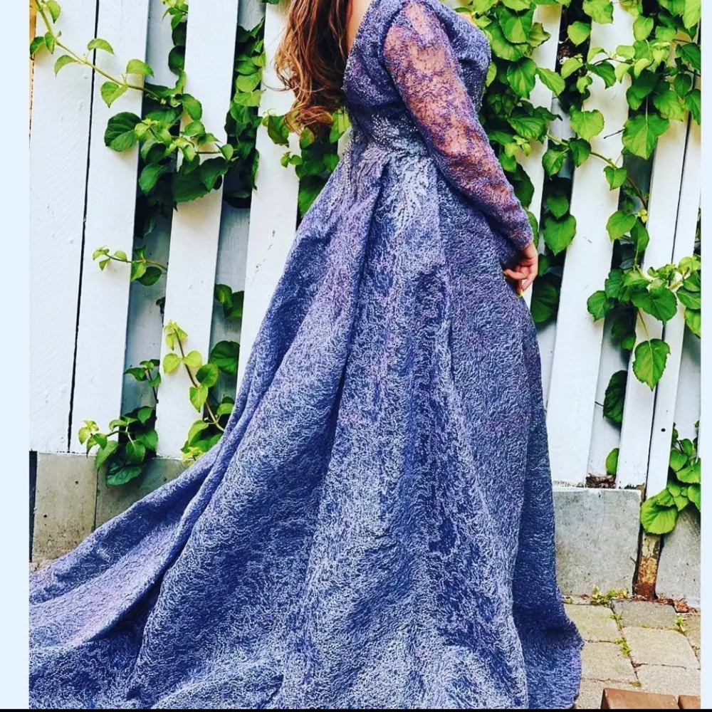 En fin blå/grå klänning där jag har använt den 2 gånger säljer den för att jag inte har plats att lägga den jätte fin klänning köpte den för 5000kr priset kan diskuteras…. Klänningar.