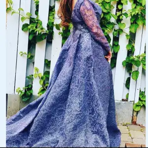 En fin blå/grå klänning där jag har använt den 2 gånger säljer den för att jag inte har plats att lägga den jätte fin klänning köpte den för 5000kr priset kan diskuteras…