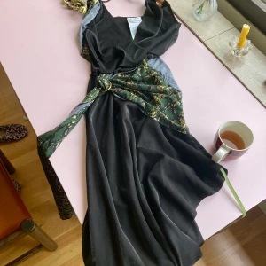 Medusa Halloween costume - Never been used. Has no defects except for that the ribbon fell off while taking the photo, but it can easily be sewed. I’m selling only because it’s too big for me. I bought XS but it’s more like M. Meet up in Lund or Malmö. Also feel free to come & try