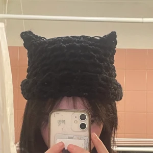 Cat Beanie - Supergullig svart virkad mössa med kattöron, pris kan diskuteras 
