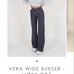 Kostymbyxor -Venderbys  - Säljer mina fina kostymbyxor från Venderbys, dom är väl använda eftersom dom har varit en stor favorit för mig!! ❤️ en jättefin mörkgrå färg. Köptes för ca 640kr och säljer nu för 350kr, pris går att diskutera! ❤️❤️ skriv för fler bilder!! 