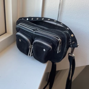 Väska - Säljer denna jättefina nunoo väska i manchester då den inte kommer till användning längre. Använd ett fåtal gånger och har inga defekter eller liknande. Kan mötas upp eller skicka.