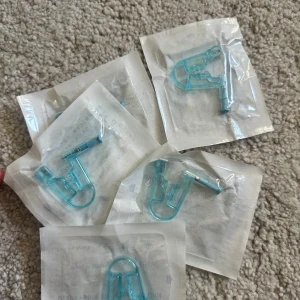 Piercing - Redskap till att pierca öronen hemma. Går enbart att använda 1 gång. Smärtfritt och enkelt.Har totalt 5 stycken. Sitter ett silvrigt diamantörhänge i rostfritt stål på. 50kr styck! 