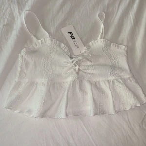 Ny sommar topp  - En helt ny sommar topp som är aldrig använd som är i storlek M men passar S också. Ny pris: 95kr 