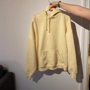 Gul hoodie storlek XL