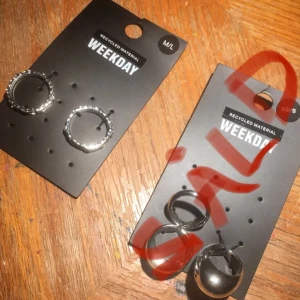 Tre ringar från Weekday - Så fina silvriga ringar från Weekday, säljer då de inte passar. Endast provade, köpte för 200 kr tillsammans och säljer en för 25 kr eller båda för 40 (köparen betalar frakt)😊💓