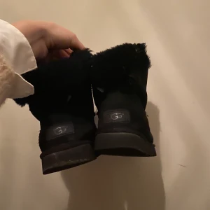 Ugg - Uggs med rosett. Storlek 38. Svarta 