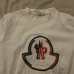 Moncler t shirt - Reagular fit white t shirt small