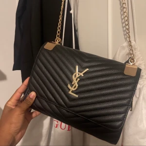Yal väska - Ysl väska i sjuk kvalle. Använd 1 gång och säljs pga jag inte tycker om guld. Öppen för andra prisförslag.