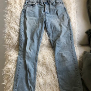 Zara jeans - Ljusblåa jeans från zara som är mid rise