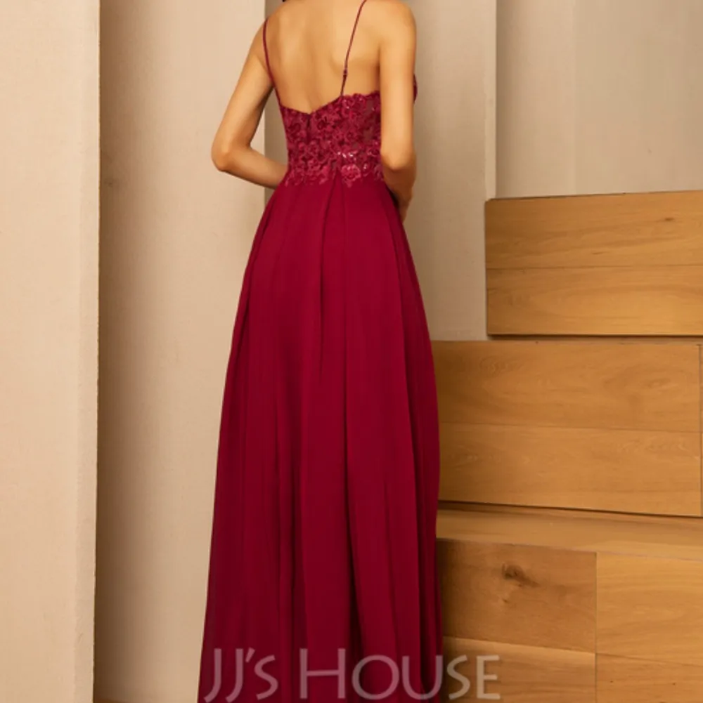 Säljer min röda balklänning som är använd en gång! Nypris - 1190 kr Bra kvalitet och jättefin på🥰. Klänningar.
