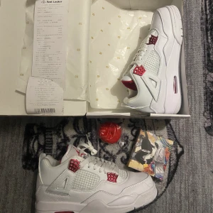 Jordan 4 metallic red - Skorna är äkta med kvitto och certifikat. Vid intresse kan ni slå ett pling! Vill inte byta eller köpa något vill enbart bara sälja eftersom att jag behöver pengar