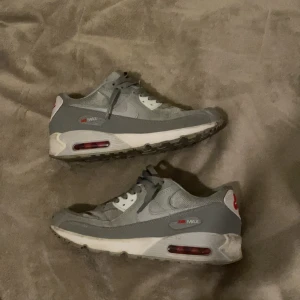Air Max 90 Grå/Vit - EU 42. Kan bli betydligt mycket fräschare med en enkel cleanup. Väl använda men kommer hålla ett bra tag till.  