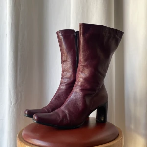 Stövlar  - Jättefina och sköna stövlar från Italien. Möts helst upp i Stockholm. 