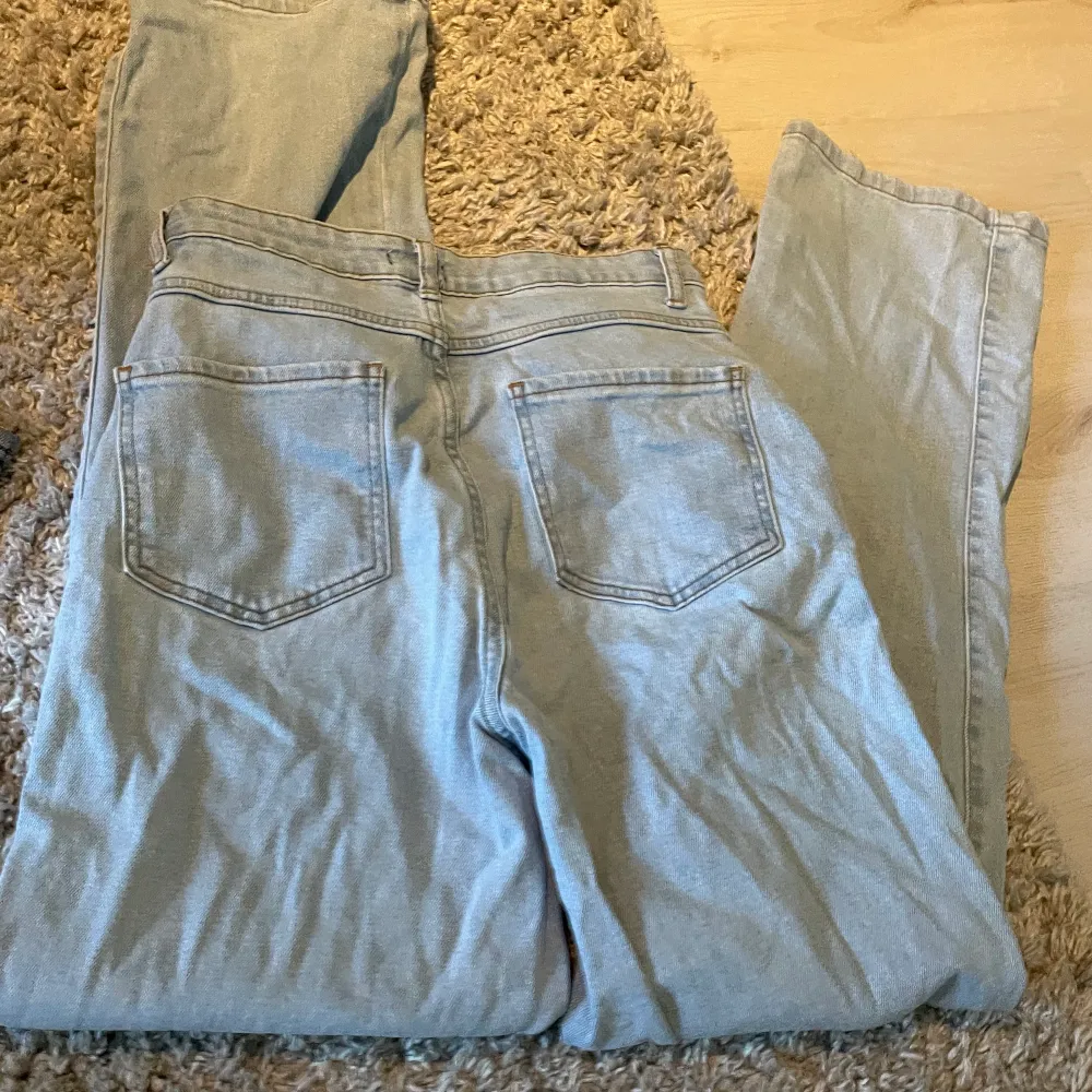 Ljusa jeans från madlady strl 34. Högmidjade och vida, 32 i längd. Inte mycket använda . Jeans & Byxor.