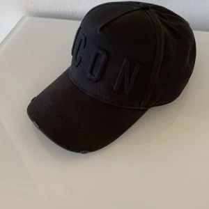 Dsqaured2 keps - Knappt använd. Inköptes för cirka ett år sedan från farfetch för 1500kr. 