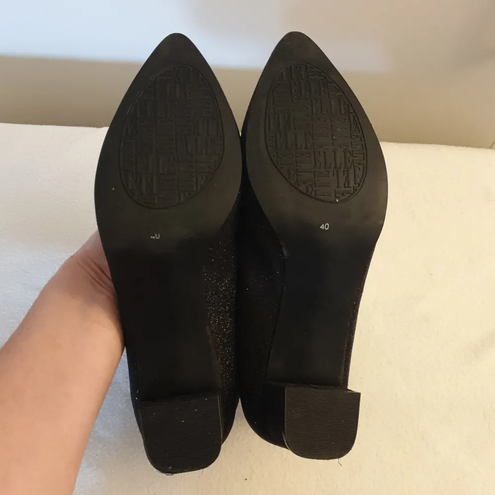 Black low heels with glitter, size 40. If you have any questions contact me :). Skor.