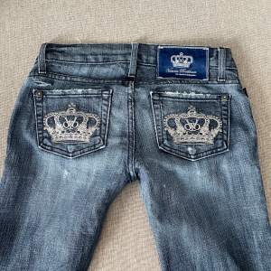 Snygga jeans från Victoria beckham långa på mig som är 167-168 dessa passar bättre för 169+🥰slitet längst nere i benen💓