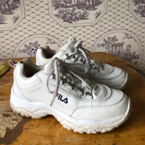 FILA strl 39 - Jag säljer mina skor eftersom jag tyvärr köpte fel storlek! De är lite för små för mig, men de är väldigt fina. Jag har endast använt dem några gånger så kvaliten är fortfarande bra. Kan mötas upp i Malmö eller Lund, annars står köparen för frakten! 🥰