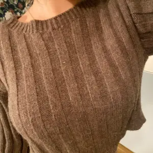 Jättefin brun stickad tröja som är lite kortare!☺️