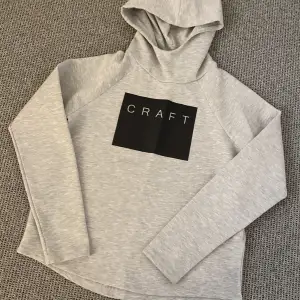 Grå craft hoddie i storlek 158-164, skulle säga xs. Mycket fint skick😊