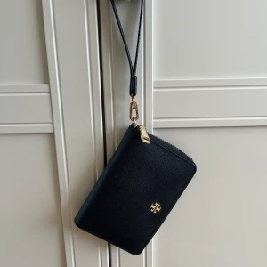Tory Burch plånbok/clutch  - En fin plånbok från Tory Burch som även kan användas som clutch✨  Köparen står för frakt ⭐️