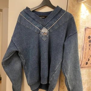 Tjocktröja - Så fin blå tjocktröja med coola detaljer! Väldigt stor men passar även mindre personer beroende på hur tajt man vill att den ska sitta!